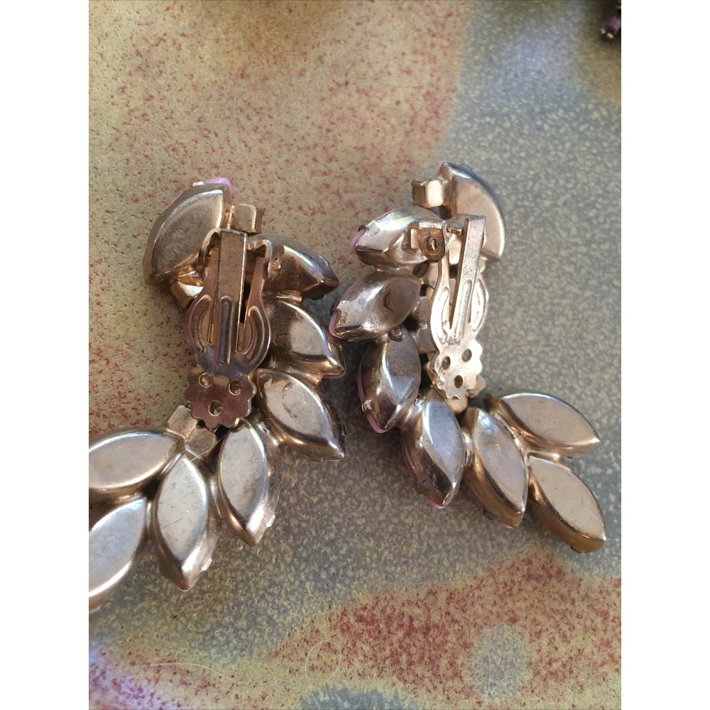 Vintage D&E JULIANA pink Milk Glass Feather Swirl AB Rhinestone clip earrings - Picture 3 of 5